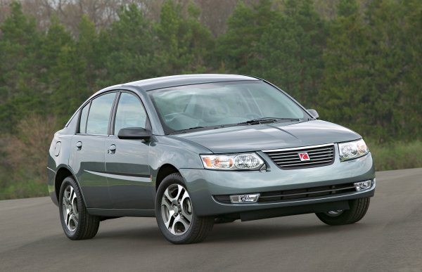 В началото на 80-те години на миналия век концернът General Motors преживя огромни промени, като по това време успя да се избави от редица свои модели, родени след петролната криза от 1973 г. Ръководството обяви, че отваря нова глава в историята на корпорацията, като тя ще бъде отбелязана със разработката и пускането на пазара на автомобили, създадени от нулата.

Така се появява брандът Saturn, чиято концепция е &bdquo;A new kind of car company&rdquo; (автомобилна компания от нов вид). Първите серийни автомобили стигат до конвейра през 1990 г., като се различават значително от моделите на GM по това време. За тях е създадена отделна дилърска мрежа, като това също се оказва успешен ход.
За 5 години Saturn достига до милион продажби, но се оказва, че клиентите не са привлечени от новата марка, а всеки втори от тях е собственик и на друг автомобил на концерна. В резлутат на това продажбите на останалите компактни модели на GM да падат. 

В крайна сметка концернът спира да разработва оригинални модели на Saturn, а колите от марката стават преработени версии на познати автомобили на GM. Интересът към бранда изчезва и през 2010 г. той е закрит.