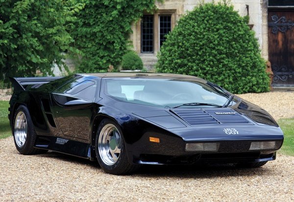 Историята на фирмата Vector Motors започва през 70-те година, когато дизайнерът Джералд Вигерт решава да създаде нов автомобил. Концептуалният модел е готов през 1971 г., като получава името The Vector. Няколко години по-късно се появява и неговата серийна версия, но големият проблем се оказва цената. Вигерт иска прави красиви и бързи коли, но всяка година той обявява все по-високи цени, въпреки че серийното производство още не е започнало.

Стартът непрекъснато се отлага и едва през 1989 г. на бял смят излиза новият Vector W8 (на снимката). Вместо обещаните агрегати от Porsche и роторнни двигатели суперколата получава оборудване от General Motors. Автомобилът обаче е харесан от публиката, а един от първите собственици е тенисистът Андре Агаси. За съжаление, качеството е ужасно и колите, струващи 455 000 долара, бързо се чупят, а на Вигерт му се налага да връща пари.
Историята е раздута от медиите и репутацията на фирмата е съсипана. 

За следващите 4 години са продадени само 17 коли, а новите собственици уволняват Вигерт и се опитват да направят нови модели без негово участие. Това също се оказва провал и през 2005 г. Вигерт успява да си върне обратно компанията. Той представя прототипа Vector WX-8, но това е последното, което се чува за марката.