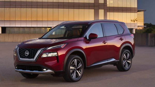 В Щатите и Канада го знаят като Rogue, а на другите пазари - като X-Trail, но става дума на практика за една и съща кола, с минимални разлики в екстериорния дизайн. През миналата година от двата модела са продадени общо 674 000 бройки. 
