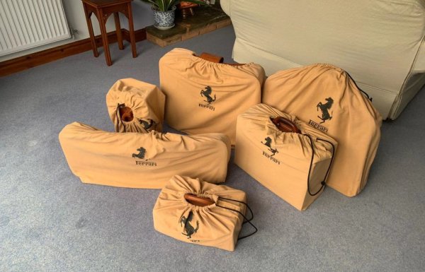 Почти всички суперавтомобили предлагат и собствен комплект куфари и чанти - обикновено на цена, която отдавна е надхвърлила обикновеното безсрамие и вече граничи с наглостта. Този комплект от първокласна кожа, създаден от моденските майстори Schedoni за Ferrari Testarossa обаче, е и доста практичен благодарение на остроумно измислените предпазни калъфи. А и не е чак толкова скъп. Ако комплект карбонови куфари от BMW i струва 28 000 евро, цената на този занаятчийски шедьовър е била едва 2100. Хубаво време бяха 80-те. 
