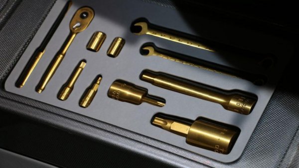 Както отбелязва Top Gear, малко вероятно е някой от 106-те собственици на този автомобили да прибегне към собственоръчна поддръжка. По-вероятно е да поръча товарен самолет и да прати колата си в Уокинг при първото примигване на предупредителна лампичка на таблото. 
И въпреки това идеята на McLaren да ви даде комплект инструменти е очарователна. Те са предвидени специално за автомобила, 3D-принтирани са от титаниева сплав и тежат наполовина на обикновените. Така се прави, Skoda!
