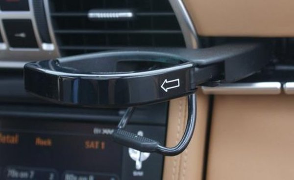 Всички автомобили от поколението 911 на Porsche имаха такива скрити поставки за чаши в предното табло (макар да не сме сигурни, че всички собственици са успели да ги открият). Изящните механизми имаха и опция за регулиране на диаметъра според напитката ви. За съжаление компанията се отказа от това решение за поколението 992. 
