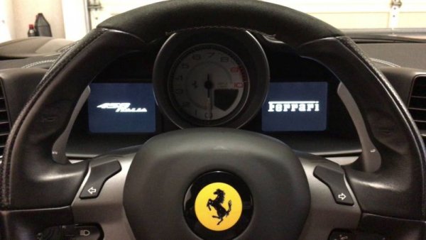 Принудени от липсата на място зад волана, а и за да улеснят шофьорите при особено високи скорости, от Ferrari измислиха удобен заместител за традиционния лост за мигачите. При 458, както и при доста други модели, те се задействат с два бутона на самия волан. Изисква известно привикване, но след това е несъмнено по-удобно. 
