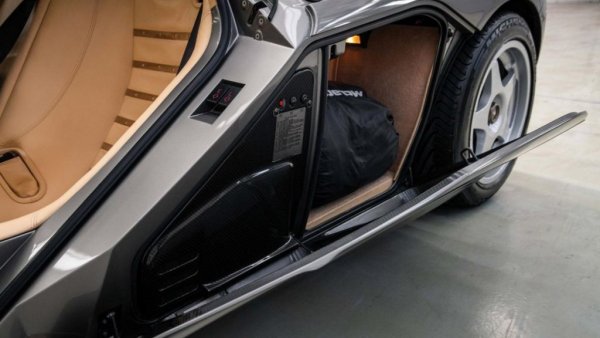 Не е тайна, че конструкторът на F1 Гордън Мъри е бил запленен от практичната страна на японския суперавтомобил Honda NSX. При нея мястото за багаж е зад компактния V6 двигател. Мъри обаче измисля друго решение - със заключващи се ниши пред задния чифт колела. Всъщност хиперавтомобилът F1 побира с няколко литра повече, отколкото Ford Fiesta. 
