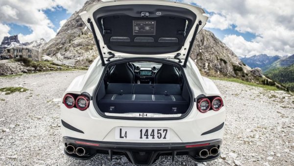 Производителите на суперавтомобили не обичат сгъваемите седалки, защото те добавят тегло. А и по презумпция се смята, че клиентите на Ferrari могат да си позволят някой друг да кара багажа им, докато те се наслаждават на шофирането. 
Въпреки това италианците се решиха на тази практична опция за своите FF и GTC4, които имат 450-литрови багажници с вдигнати задни седалки, но могат да увеличат обема до 800 литра, ако ги сгънат. Все още не сме виждали някой да превозва пералня с Ferrari GTC4. Но е приятно да знаем, че е възможно.
