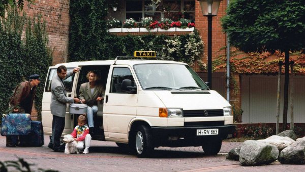 Накрая предно разположен двигател. Много фенове на Volkswagen Transporter се радваха на тази конфигурация от 1990 г. Това позволи промени както в интериора, така и в екстериора. 2,8-литровият VR6 с мощност 204 к.с. (от 2000 г.) или 2.5 TDI със 151 к.с. (от 1998 г.) също бяха използвани в модела. Когато T4 беше представен през 1990 г. той се предлагаше с максималните 112 коня, което беше страхотна радост за феновете на модела, защото предшественикът му не можеше да се похвали и с толкова.