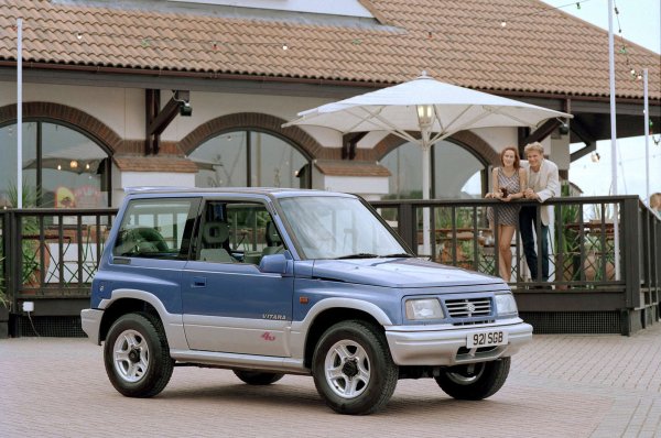 Suzuki е произвела много интригуващи автомобили, но Vitara от 1988 година се откроява като може би първият лайфстайл SUV. Пускането му на пазара е преди Land Rover Discovery, който е много по-голяма машина. Виж, Vitara е съвсем достъпна. Друг фактор в полза на японеца бяха бързо нарастващите застрахователни премии за хот- хечове, което накара шофьорите в Европа (отново не нашата) да търсят алтернативи.

Vitara отговори идеално на това изискване, тъй като много от тях бяха модифицирани и персонализирани с широки джанти и гуми, булбари и графики. Отново, Suzuki се наложи много преди BMW да направи персонализацията популярна със своето Mini. В основата си Vitara винаги е била семпла, здрава кола, която функционира като семеен автомобил.