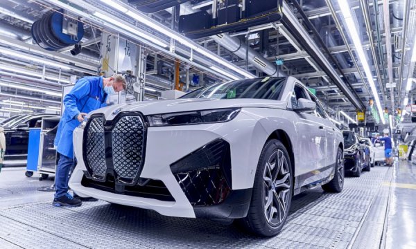 През миналата година съсипаните от недостига на микрочипове германски заводи са произвели най-малкото количество автомобили от... 1975 година насам. Разликата спрямо предкризисната 2019 година е над 1.5 милиона автомобила. 
Важно е обаче да отбележим, че данните за Германия включват само леки и лекотоварни автомобили. Числата за камиони и автобуси са конфиденциални, както впрочем и в някои други европейски страни. 
