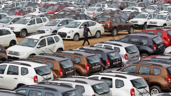 Страната с най-голям ръст на производството - над 30% спрямо 2020. 
Освен местните производители като Tata и Mahindra, евтината работна ръка е привлякла на субконтинента почти всички глобални играчи: Kia, Suzuki, Honda, Toyota, Scania, Isuzu, Jaguar Land Rover, Volkswagen, Skoda, Audi, BMW, Hyundai, Citroen, Renault, Nissan, и дори КамАЗ. 
