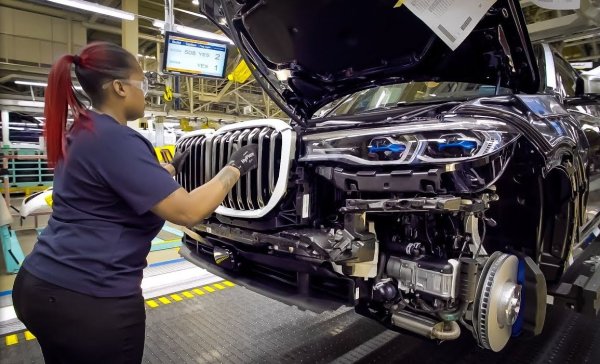 Около един век Америка бе недостижимият лидер, що се отнася до производството на автомобили. Сега ще трябва да се задоволи с второто място, защото разликата с първия е почти тройна. В тази бройка са включени както местните производители (GM, Ford, Chrysler), така и всички чуждестранни компании, построили заводи на щатска земя - японци, корейци и германци. 
