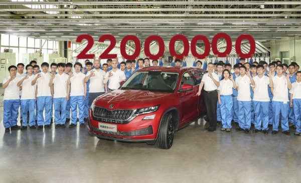 Чак е трудно да се повярва, че през 2001 в тази страна се правеха едва около два милиона автомобила. За две десетилетия производството се е увеличило над десет пъти. При това Китай е от малкото страни, които не пострадаха от Covid-19 и кризата с чиповете. Произведените автомобили през 2021 са всъщност с близо 200,000 повече, отколкото през 2019. Вътрешният пазар е вече наситен и китайските производители почват агресивно да мислят за експанзия навън. 
