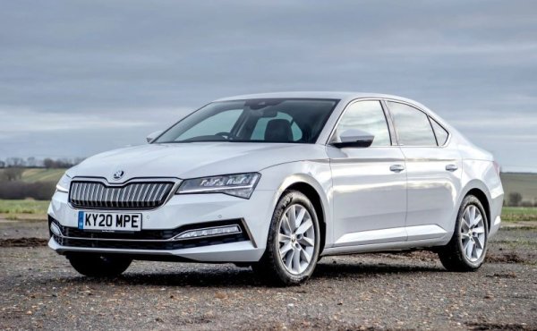 Еднакви продажби за RAV4 и Superb, но докато за японския модел те са резултат на значителен спад, при чешкия седан имаме цели 94% ръст спрямо миналата година - знак, че в Квасини най-сетне започват да наваксват с натрупаните поръчки. 