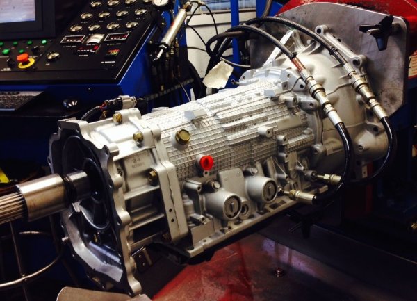 По-късните 5-степенни автоматични трансмисии V5A51 също са много надеждни, въпреки че експлоатационният им живот обикновено е ограничен до 200 000-250 000 км. И тук ключовият момент е редовната поддръжка, която помага за реализиране на големия ресурс на скоростната кутия.