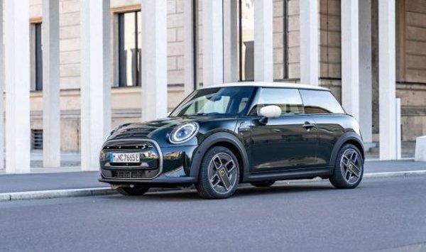 Базовата версия на класическото MINI е един от най-достъпните като цена премиум модели в Европа, което отчасти обяснява първото място в класирането. Но истината е, че най-голям дял от продажбите се падат на електрическата версия, която добавя съществена сума към цената. Ръстът спрямо миналата година е почти 8 и половина процента. 
