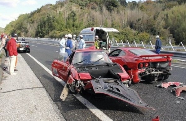 <p>Това не е снимка от състезателна писта, а ПТП в Япония, включващо&nbsp; осем Ferrari-та, три Mercedes- а, Lamborghini Diablo, Nissan Skyline и Toyota Prius.<br /><br />Очевидци твърдят, че спортните автомобили са се движили в колона с много висока скорост. Според тях причинител на инцидента е шофьорът на едно от Ferrari-тата, който загубил контрол на возилото си.<br /><br />Няма тежко пострадали, 10 души са били закарани в болница, но с леки наранявания. Заради катастрофата шосето е останало затворено в продължение на шест часа. Инцидентът се оценява на около $3.8 милиона.<br /><br /><a href="http://www.automedia.bg/news/article_14967.html" target="_blank"><strong>Виж още</strong></a></p>
