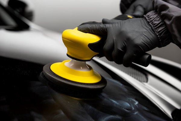 Ожулванията, драскотините и дребните петна по боята са неизбежна част от притежанието на автомобила. Има много лакове и смеси, за които се твърди, че могат да премахнат щетите и да съживят избледнялата ви боя.

Начинът, по който те правят това, е чрез нарязване на горния слой боя и в зависимост от това колко дебела е тя и колко груб е лакът, в крайна сметка може да нанесат повече щети, отколкото ползи. Винаги проверявайте дали лакът, който купувате, е подходящ за вашата боя и не бъдете прекалено агресивни с машината за полиране.
