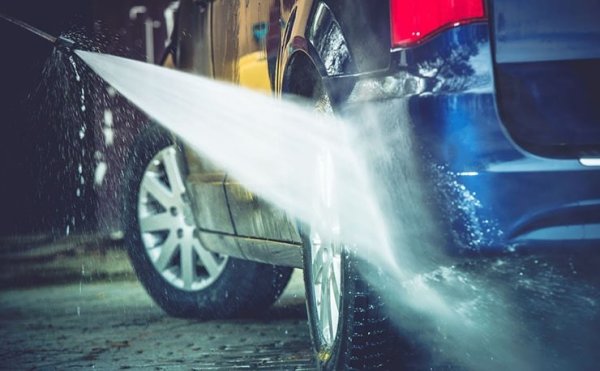 Нищо не радва толкова собственика, колкото почистването на мръсотията от автомобила, като за целта често се използва машина за миене под високо налягане. Някои от тях са много мощни и точно в това е проблемът - високото водно налягане може да увреди боята с течение на времето. Освен това машината вкарва вода между пластмасовите панели, което с течение на времето причинява ръжда. Затова далеч по-добре е да се използват градински маркуч и гъба.
