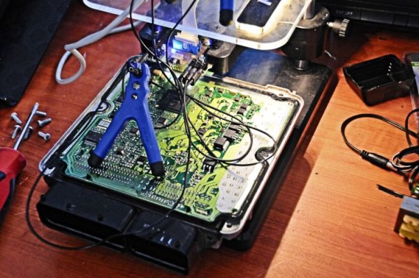 Модерните електронни контролни блокове (ECU) координират многото сложни електронни и механични компоненти на вашия автомобил. Промяната на настройката на ECU може да добави мощност, особено в превозни средства с турбо и компресор. В същото време обаче тази намеса променя настройките за безопасност и за зареждане с гориво, а това може да увреди някои компоненти на двигателя. Затова тези промени трябва да се правят от специалист.
