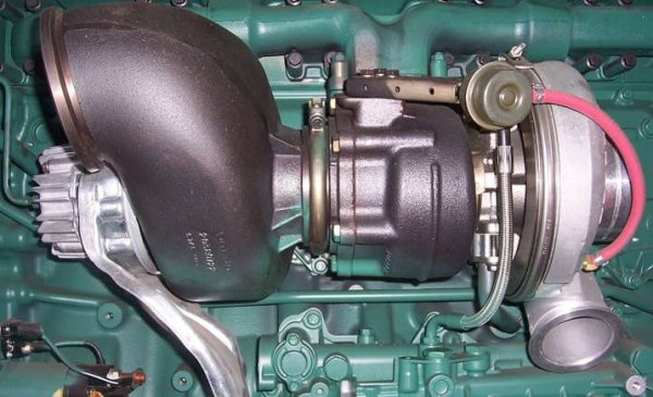 Производителите често поставят турбо или компресор, за да компенсират обема на двигателя, давайки му допълнителва мощност. Това обаче се прави с фабрично разработени детайли и системи. Добавянето на турбо или компресор на стара кола няма да даде същите резултати. Няма как са бъде сигурни, че трансмисията, окачването, спирачките и двигателят могат да се справят с допълнителната мощност. И това може да бъде доста скъп урок за собственика, който си мисли, че така ще се превърне в герой от „Бързи и яростни“.
