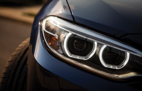 Халогенните фарове от старата школа определено не впечатляват. Замяната им с много по-ярки следпродажбени LED модули е популярно, но не винаги е добра идея. Това е така, защото LED светлините създават много топлина, която може да повреди осветителните тела и дори да създаде опасност от пожар.

Неправилното инсталиране на LED фар може да доведе до непостоянна светлинна мощност, трептене и смущаващо бръмчене от самите модули. Ако обмисляте такова преобразуване, не забравяйте преди това да проучите задълбочено доколко то е подходящо за вашата марка и модел на автомобила.
