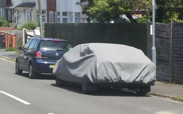 След като сте измили, полирали, намазали с восък и възстановили гордостта и радостта си, покривалото за кола е най-добрият начин да запазите нейния блясъка. Да, но и с него трябва да се внимава. Грубите или абразивни платове за покривала на автомобила могат да износят боята, особено ако паркирате навън, където вятърът ще често ще раздвижва покривалото.

Водоустойчивите покривала за автомобили всъщност няма да задържат водата, така че използвайте силно водоустойчиво покритие. Автомобилните капаци с мек вътрешен слой са най-добри за защита на боята.
