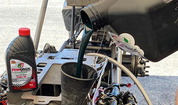 Пилотите, които карат състезателни коли, използват специално масло за повишаване на ефективност. И мнозина си мислят, че те ще осигурят същите предимства на стар автомобил с 300 000 км. пробег. Истината обаче е малко по-различна - двигателните масла са създадени да работят със специфични двигатели. Стандартните автомобили се нуждаят от по-гъсти масла с по-широк температурен диапазон, за да се справят с ежедневното шофиране и да позволят удължени интервали за смяна на маслото.

По-старите двигатели се нуждаят от по-гъсти масла, за да се справят с допълнителното износване. Ако използвате тънко състезателно масло във вашата 15-годишна кола, това може да накара двигателя да пуши повече и да работи по-лошо. Със сигурност няма да предложи правилното смазване, така че по-скоро се придържайте към това, което производителят препоръчва.
