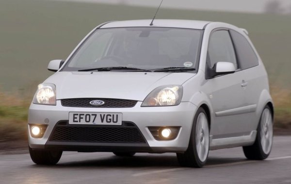 Рейтинг на надеждност: 65,5%

Почти половината (46%) от по-старите Ford Fiesta, участвали в проучването, са се повредили, според собствениците. Има проблеми в много области, но най-сериозните са с климатика, каросерията, двигателя, ауспуха, скоростната кутия/съединителя и окачването.