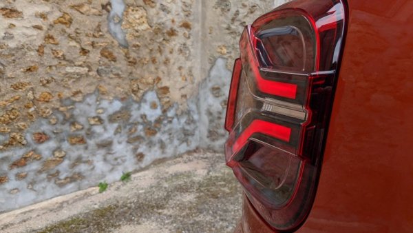 Характерната за новото Sandero Y-образна шарка на светлините е заменила досегашната Х-образна при Duster