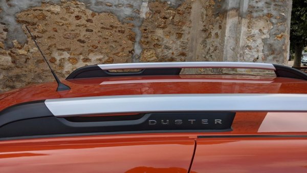 Още една хитрост назаем от Sandero: релсите на покрива с две прости операции могат от надлъжни да станат напречни