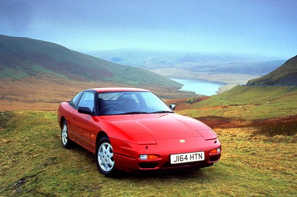 Nissan не се уплаши да лансира спортни автомобили през 1989 година. Тогава се появиха 300ZX и Skyline GT-R. Но именно 200SX е най-продаваният модел от трите. Той постига над 1 милион сделки само за четири години. Изчистените линии на модела S13 от 1989 година яха допълнени от 1,8-литров турбо двигател със 166 к.с., а по-късно със 173 коня. Отлична динамика на задното задвижване впечатли публиката.

Наричана Silvia на повечето пазари, тази линия спортни автомобили се появява за първи път през 1975 г. и съществува шест поколения до 2002 година. Има и версия 180SX на модела S13, която Nissan продължава да предлага на някои пазари заедно с новия S14, но не и в Европа. Сега смятан за едно от най-добрите спортни купета, излезли от Япония, 200SX с право е желан от колекционерите.