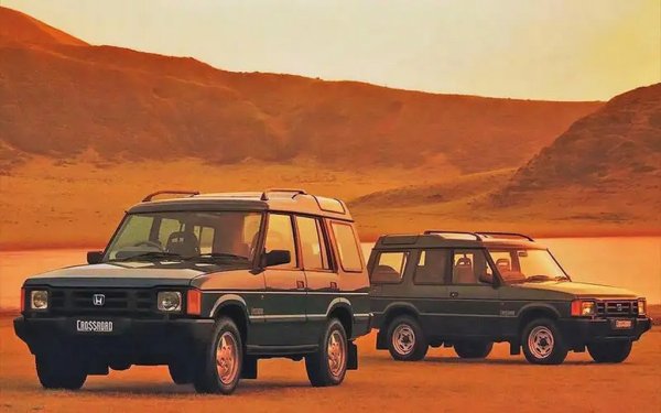 3,7-литровият V6, споменат по-рано в контекста на Acura, също беше използван в четвъртото поколение Honda Legend, но това не е най-големият двигател, монтиран на пътно превозно средство с марката Honda. През ноември 1993 Honda представи първия си модел Crossroad на японския пазар, а неговият двигател - първият и до днес единствен автомобилен V8 на компанията - имаше капацитет от 3946 куб. cм.
Crossroad беше на практика близък роднина на Land Rover Discovery, произведен в Солихъл от Rover (с който Honda беше в партньорство по това време) и изнасян за Япония с подменена емблема. 
През септември 2023 Honda въведе 4.95-литров двигател, но той е само за морска употреба. 
