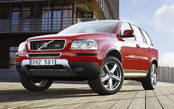 Някога Volvo произвеждаше, както автомобили, така и камиони (днес това са две отделни, несвързани компании). За влекачите си шведите разполагаха с 16-литрови двигатели. Но ако става дума за леки коли, най-големият двигател с вътрешно горене на Volvo е 4414-кубиков V8, разработен съвместно с Yamaha. Използван е в XC90 (на снимката) и седана S80, и произвежда 311 к.с..
Polestar Racing създаде вариант с обем 4989 куб. см за австралийските състезателни серии V8 Supercars.
