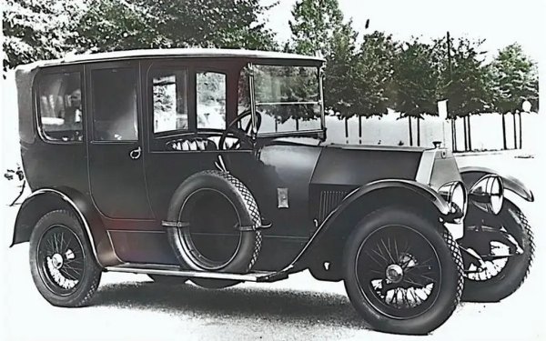 Днес Lancia е сведена до една малолитражка с еднолитров мотор, предлагана само в Италия. Но дори и в ерата на легендарни рали победи през 80-те не бе създаден двигател, който да бие по обем рекордьора отпреди над един век: 4942-кубиков агрегат с 4 (!) цилиндъра, монтиран на много иновативната Lancia Theta от 1913 до 1918.
Lancia също проектира и произвежда малкоъгълни V12 двигатели с капацитет от 6,0 и 7,2 литра, но те никога не са били монтирани на автомобили за широката публика. Компанията има в музея си и още по-големи V12, но те са вграждани само в самолети. 
