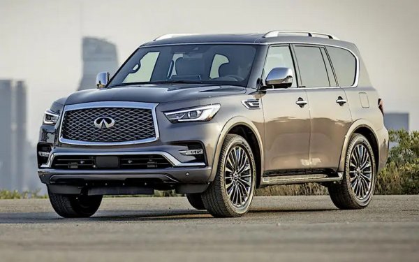 Най-големият двигател, монтиран някога на Infiniti, е 5552 куб. см V8, проектиран и произведен от компанията-майка Nissan - всъщност една уголемена версия на познания 4.5-литров V8. 
По-големият мотор се среща в седаните M56 и Q70 Executive и е единственият двигател, предлаган в двете поколения на QX80.
