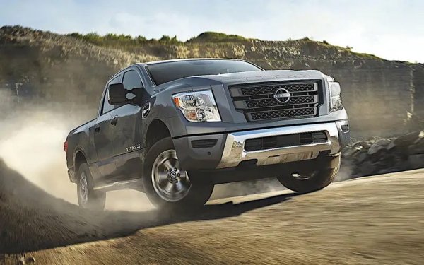 Току-що обсъденият при Infiniti V8 с 5552 куб. см е и най-големият двигател, монтиран някога на Nissan, поне сред колите за цивилна употреба. Използван е в пикапа Titan и SUV-моделите Armada, Patrol и Pathfinder, както и в няколко състезателни коли.
Nissan е произвеждал още по-голям, 6373 куб. см V8, но няма шанс да сте изпитали превозно средство, задвижвано от него, освен ако не сте част от японската императорска фамилия. Двигателят е само за монарха и най-близките му роднини. 
