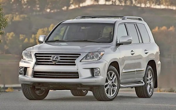Третото поколение Lexus LX и неговият двойник, Toyota Land Cruiser, бяха налични с 5663 куб. см V8 - най-големият двигател, монтиран някога на превозно средство и от двете марки. Имаше версии с добавен компресор, но в стандартна форма моторът с кодово име 3UR-FE имаше мощност от 383 к.с.
V8 обаче не беше пренесен към настоящия LX, който се задвижва от двигател с турбокомпресор с по-малък капацитет.

