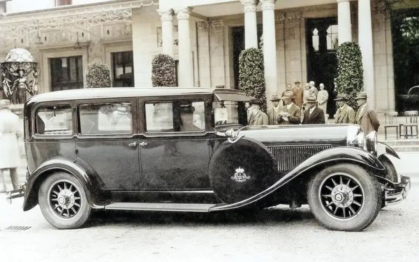 Opel е на повече от 160 години и произвежда автомобили от 1892. Но от купуването на компанията от General Motors през 1929 тя се фокусираше около практични, евтини автомобили за масово ползване, и съответно не разполагаше с кой знае какви чудовища в склада за двигатели. Не е чудно, че рекордьорът по обем на Opel идва отпреди GM-епохата. Това е 5.972-литров редови осмак със 108 коня, монтиран през 20-те в Opel Regent - конкурент на премиум производителите в онази ера. Произведени са само 25 бройки Regent, но за жалост те са изкупени обратно от GM и нито една не е оцеляла до наши дни. 
