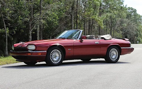 Двигателят Jaguar V12 се появява за първи път в E-Type през 1971 и остава в производство до 1997. Започва с 5,3 литра обем, но в края на 80-те години е разширен до 5993 куб. см. В този вид той се предлага в спортния автомобил XJS и механично идентичните седани Jaguar XJ12 и Daimler Double Six.
За приложения в моторните спортове и в Lister Storm, той беше увеличен до 7,0 литра и до 7,4 литра в XJR12, но тези варианти никога не са стигали до серийни модели на Jag. 
