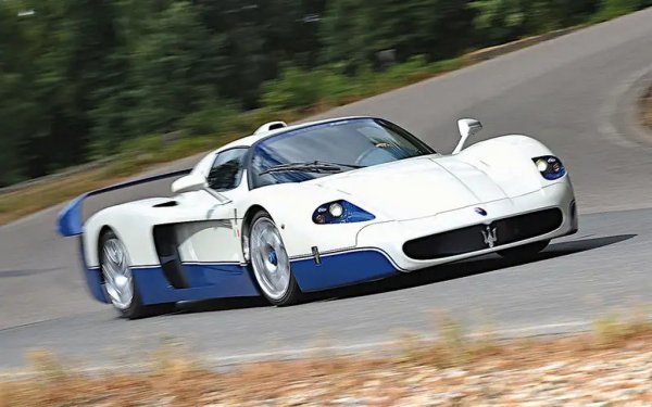 Единственият двигател над 5,0 литра, монтиран някога на Maserati, всъщност не e дело на компанията от Болоня, а е любезно преотстъпен от Ferrari. В Еnzo го има и като 6.5-литров, но вариантът в Maserati MC12 си остана само 6-литров.
Цивилната версия на MC12 беше специално хомологирана, за да позволи на компанията да участва в GT състезания, което тя направи със значителен успех. Цитирани са малко по-различни мощности, но от самата Maserati казват, че двигателят е генерирал максимум 621 к.с.
