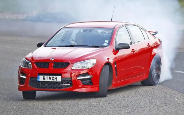 В последните десетилетия свикнахме, че Vauxhall означава просто Opel с десен волан. Но в миналото британската марка ползваше техническа помощ и от други марки на GM. Рекордът за най-голям двигател тук, в модела VXR8, всъщност беше произведен в Австралия от Holden, която от своя страна използваше компоненти от Chevrolet.
Най-големият двигател, монтиран на този или който и да е друг пътен автомобил с марката Vauxhall, беше 6162-кубиков smallblock V8 на Chevy. Версията с компресор имаше по-малка мощност, отколкото в Corvette ZR1, но все пак впечатляваща - 576 к.с.
