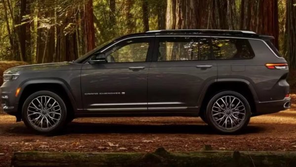 Jeep Grand Cherokee има значителни електрически проблеми, като те са най-много при модела от 2011 г. Те се появяват при пробег от около 80 000 км, като се изразяват основно в трудности със стартирането на двигателя, а ремонтът струва около 1100 долара. 

Моделът от 2015 г. също има проблеми с електрониката, като при него те се появяват още след 20 000 км, а отстраняването им излиза около 7500 долара.
