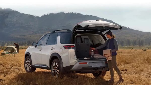 Nissan Pathfinder е автомобилът в този списък, от който има най-много оплатквания. Някои модели години са засегнати от повреди в трансмисията, което води до скъпи ремонти и чести посещения в представителството. Най-често това важи за версията от 2005 г., при която се отчита изтичане на трансмисионна течност (при пробег 160 000 км). 

Моделите от 2006 и 2007 г. са изпранени пред същия проблем, като решаването му излиза около 4000  долара средно.
