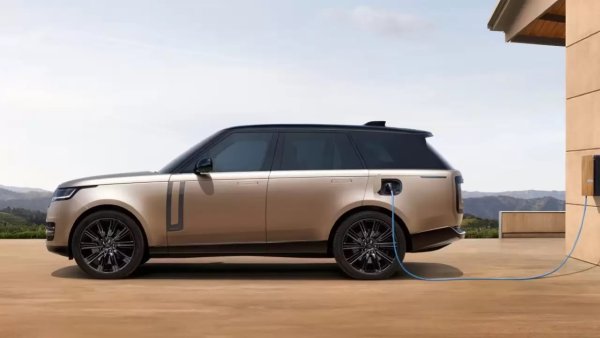 Range Rover е луксозен SUV от висок клас. Моделът от 2017 г. се прочу със значителни проблеми, особено течове на вода през предното стъкло. 

В същото време моделът от 1998 г. има най-много оплаквания като цяло, но тази от 2017 г. е по-лошият вариант, тъй като ремонтите са много скъпи. При версията от 2011 г. се появиха проблеми с окачването.
