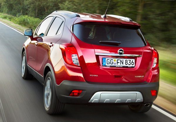 Типично за марката Opel при някои от по-старите автомобили се появява ръжда - най-вече по същия този преден капак, по рамката на предното стъкло, както и под калниците и праговете. Трябва да се огледат внимателно местата, на които се закрепват пластмасовите елементи. Хромираните детайли започват да помътняват с времето, като това се вижда не само на решетка на радиатора, но и около фаровете.