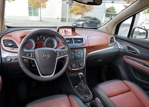 В салона се случва същото, като в него засегнати са кантовете на приборния панел и въздуховодите. Изхабяват се още дръжките на вратите, които първоначално са блестели. По-неприятното обаче, че проблеми има и с вратата на багажника, където често, заради съприкосновение с бронята, се уврежда лаковото покритие.