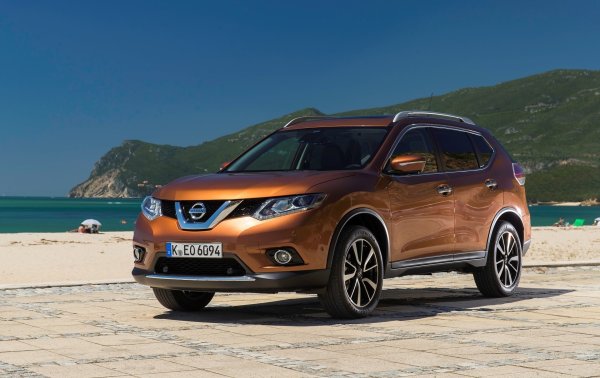 Дължина - 4690 мм, просвет - 210 мм, багажник 565 литра.

На условията отговарят екзепляри на около 6 с пробег до 100 000. км, като този модел е ярък пример за това как фейслифт може да повлияе на качеството. През  2017 г. X‑Trail получи подсилени окачване и кормилно управление, тъй като оригиналните бяха слаби.
