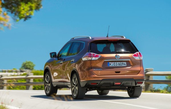 Няма хидравлична автоматична скоростна кутия, само ръчна скоростна кутия или вариатор Jatco JF016E.Вариаторът е деликатен - спестено е от хардуер, а също така е неудобен и скъп за ремонт. След 2015 г. се използва модернизирана версия. Ресурсът му все още не е впечатляващ, но актуализираните CVT много по-често оцеляват до 150 000 км за разлика от по-старите.

Атмосферният двигателя MR20DD 2.0 (144 к.с.) е надежден, но има сравнително скромен ресурс - 250 000 км. Той е с алуминиев блок и директно впръскване, като не търпи лошо гориво. Типичните му заболявания са висока загуба на масло, ранно разтягане на ангренажната верига.
