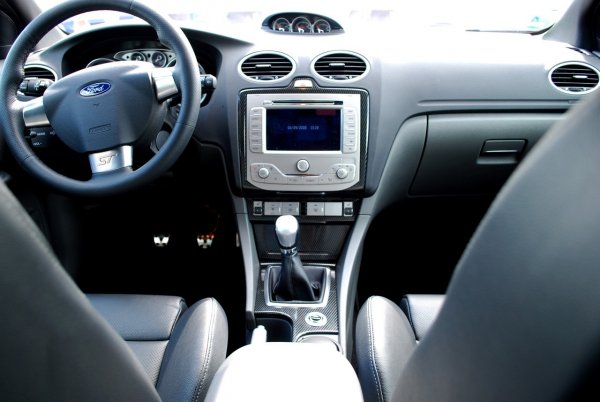 2008 Ford Focus ST. Оборудван е с пет цилиндров агрегат с обем 2.5 литра и мощност 225 к.с. Ускорението от 0 до 100 км/час е за 6.8 сек.