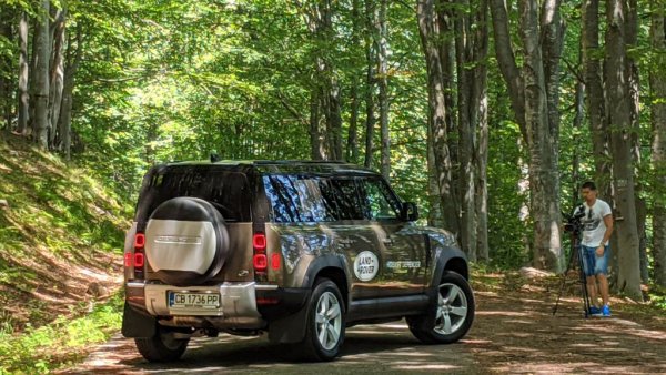 Британският производител подцени развитието на събитията в последните няколко години. Доскорошният шеф Ралф Шпет вярваше, че Дизелгейт ще отшуми и Европа ще се върне към дизеловите двигатели, поне за големите и луксозни модели. Единственият електромобил на компанията - Jaguar I-Pace, спечели доста награди от всякакви журита, но пазарно е пълен провал. 
