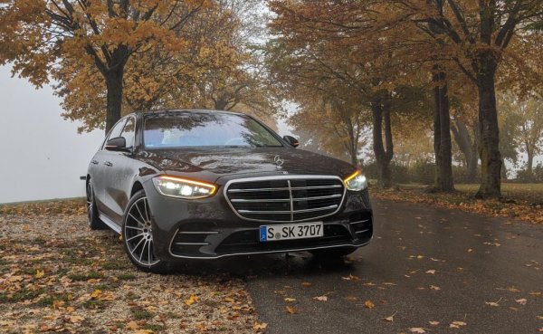 Разбираемо е, че производителите в премиум сегмента, където колите са по-големи и мощни, имат и по-високи средни емисии. При Daimler нещата се влошиха от тоталния срив на електрифицираната марка Smart - с над 70% спад в продажбите тази година, и от твърде вялите продажби на електрическия EQC. Компанията успя да навакса с плъг-ин хибриди, особено с PHEV-версията на А-класата. 
